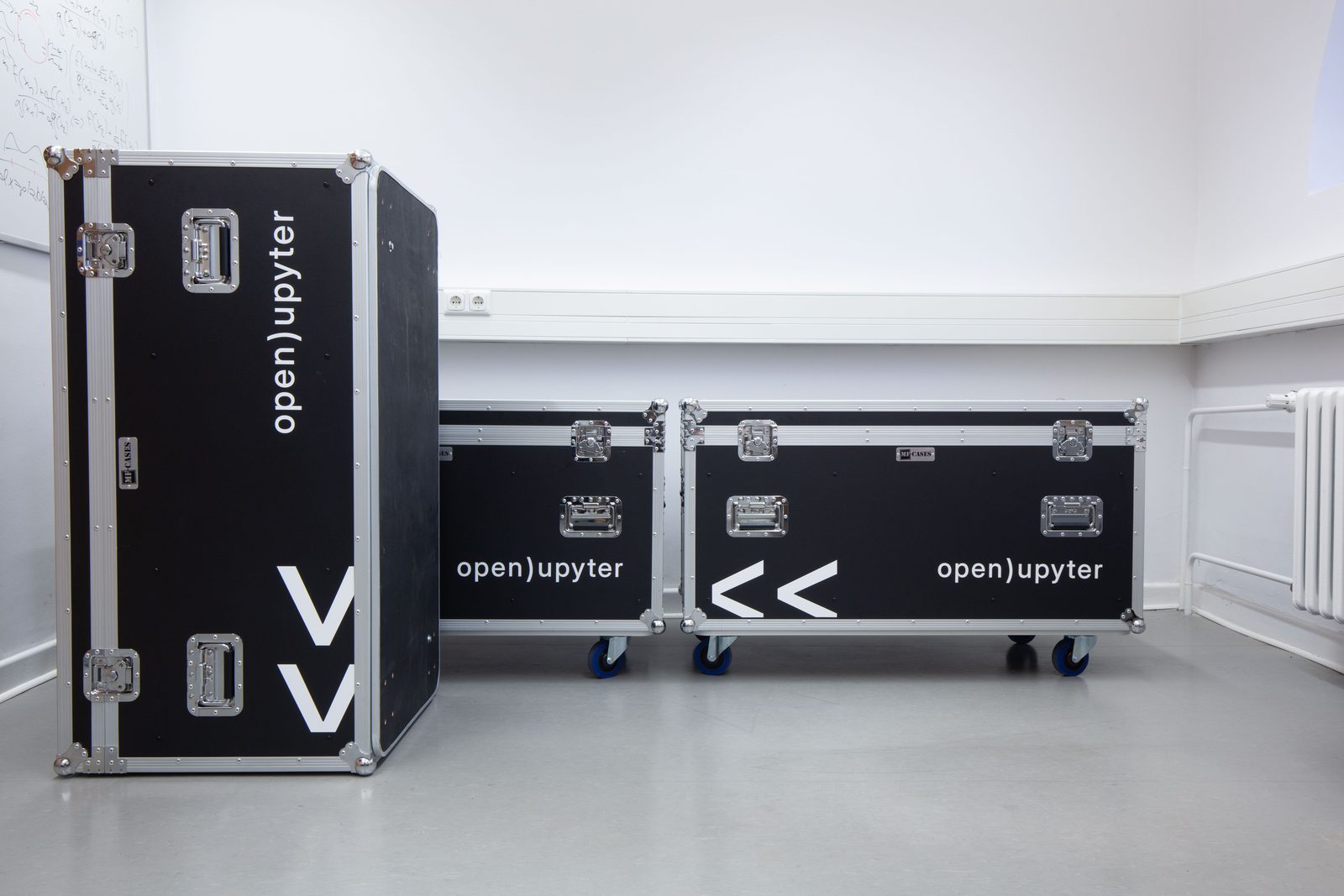 Drei Flightcases mit Open-Jupyter-Branding